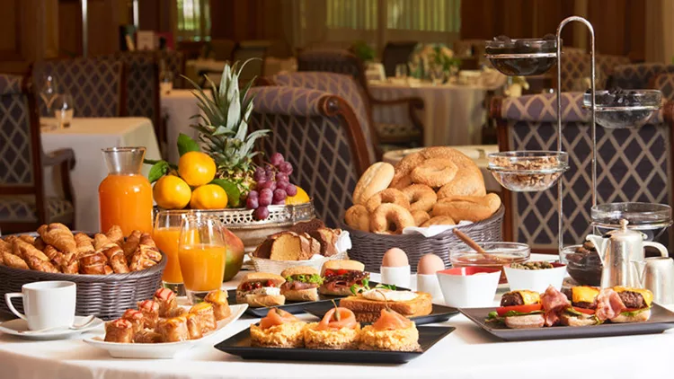 Brunch μετά μουσικής στο «NJV Athens Plaza»