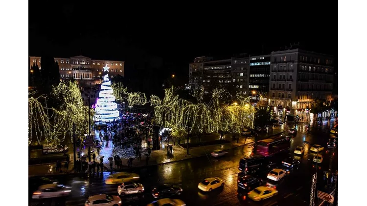 Άναψαν τα φώτα των Χριστουγέννων στην Αθήνα