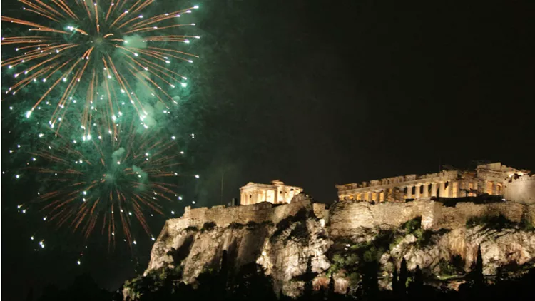 Η Αθήνα υποδέχεται το νέο έτος στο Θησείο