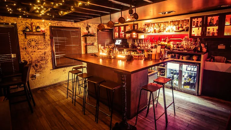 Σε αυτά τα bar του Λονδίνου θα πιείτε τα καλύτερα κοκτέιλ