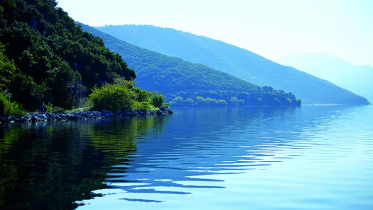 Η απέραντη Τριχωνίδα μας περιμένει για τα πρώτα ανοιξιάτικα weekends