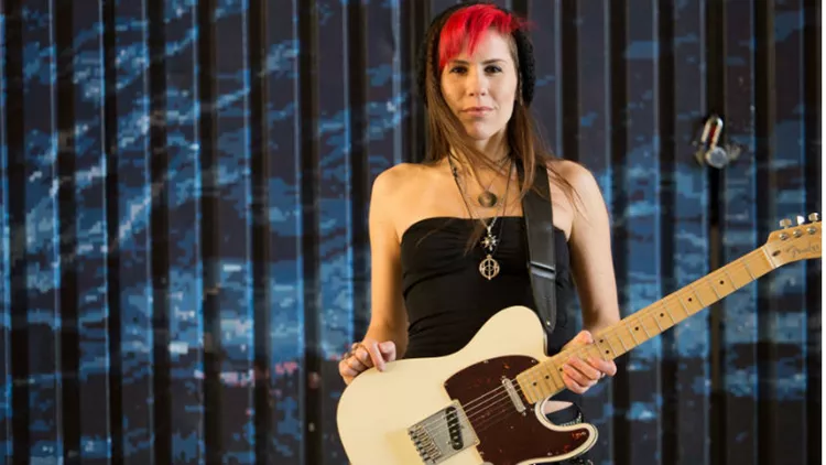 Tι σόι κιθαρίστρια είναι η Ειρήνη Κετικίδη;