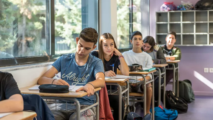 Περισσότερες ευκαιρίες για τους νέους, με υποτροφίες