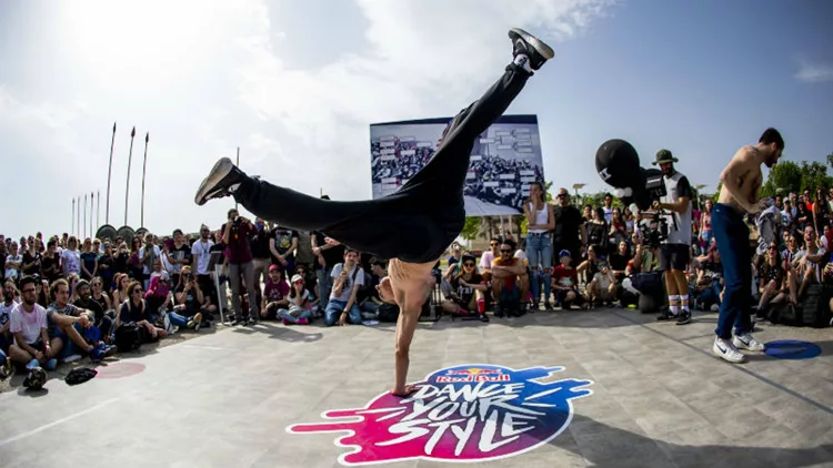 Χορευτική μάχη σώμα με σώμα έρχεται στον Κεραμεικό