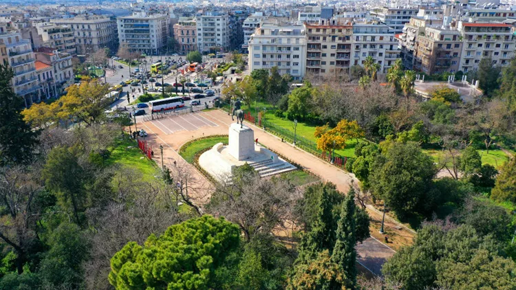 Περπατώντας στο ανανεωμένο, ηλιόλουστο Πεδίον του Άρεως
