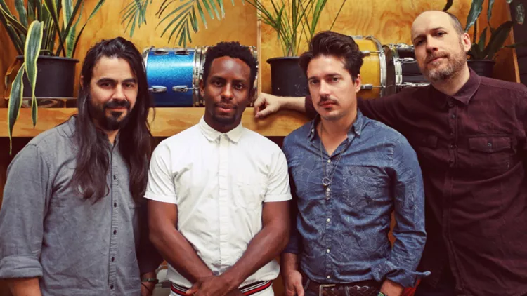 Ένα σχήμα αδαμάντινο με νέα τραγούδια