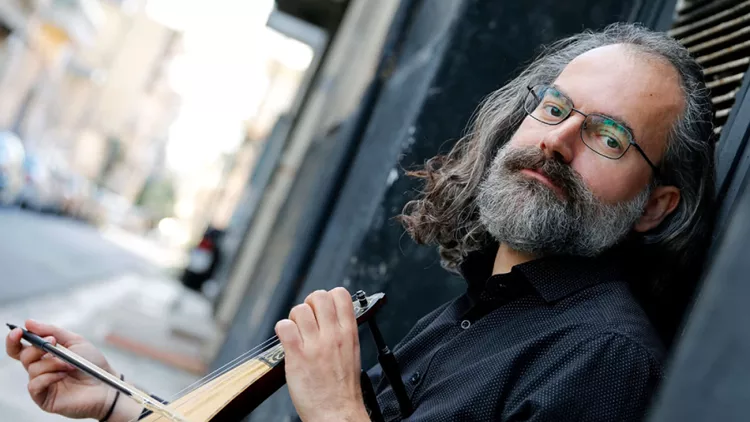 Ο Σωκράτης Σινόπουλος μας παίρνει στο ταξίδι του