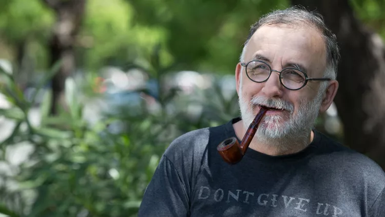 Ο Θάνος Μικρούτσικος χορεύει πάνω στο φτερό του καρχαρία!