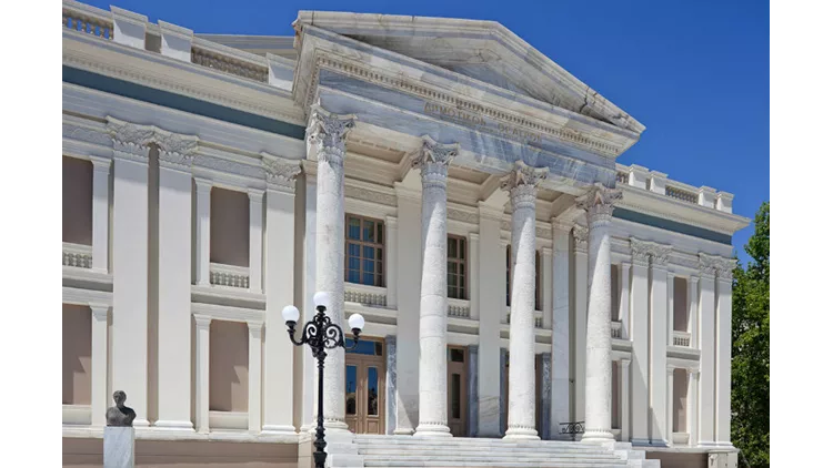 Στο Δημοτικό Θέατρο Πειραιά οι έφηβοι χτυπούν το «Τρίτο Κουδούνι»