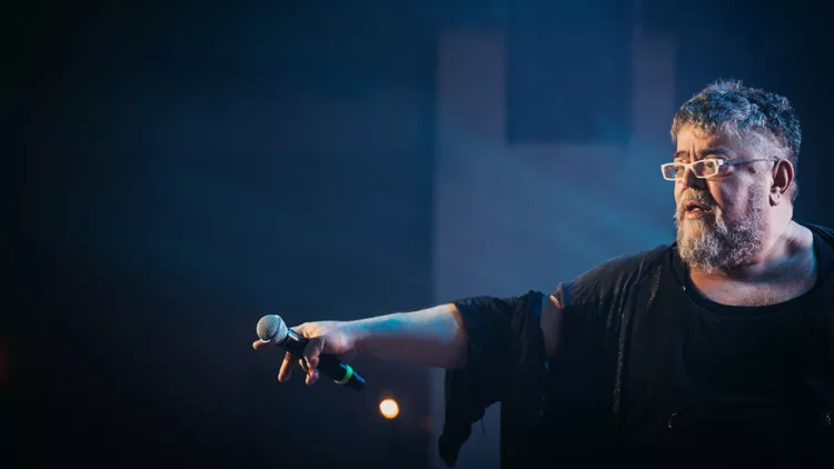 Ο Σταμάτης Κραουνάκης ανοίγει το Φεστιβάλ Πέτρας!