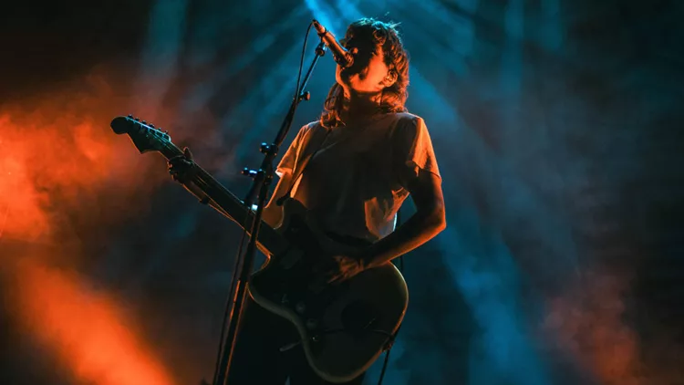 Η Courtney Barnett μίλησε για το «πώς νιώθουμε πραγματικά» στο Fuzz