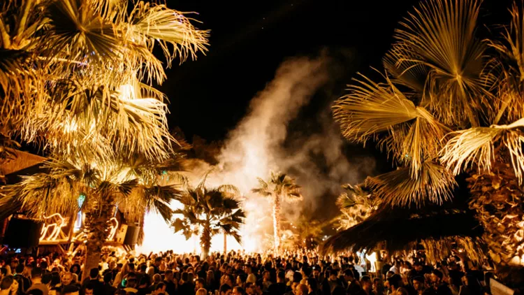 Είστε έτοιμοι για το απόλυτο Rave Beach Party της χρονιάς;