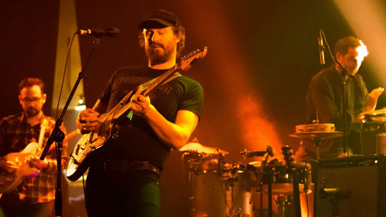 Ο Phoshorescent λέει ότι «C'est la vie» στην Αθήνα