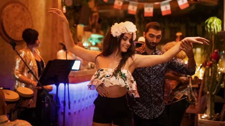 Summer salsa party στο «Dos Hermanos»