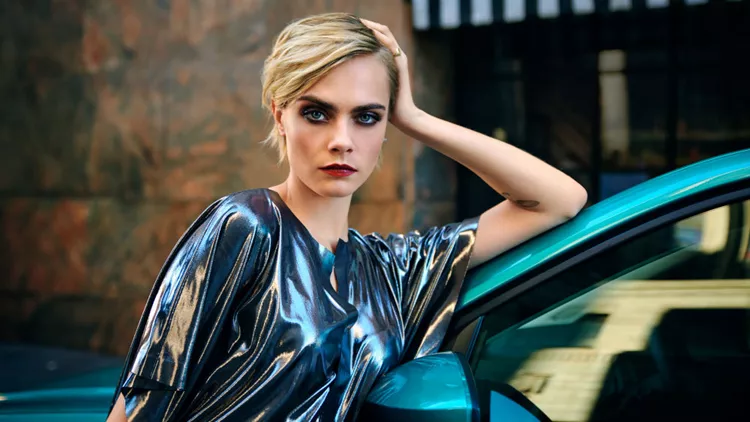 Η Cara Delevingne κατακτά τον κόσμο με την πολυπρισματική προσωπικότητά της