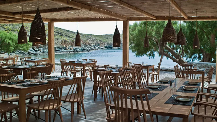 «Bianco»: Ένα κομψό beach house restaurant άνοιξε πανιά στην Τήνο