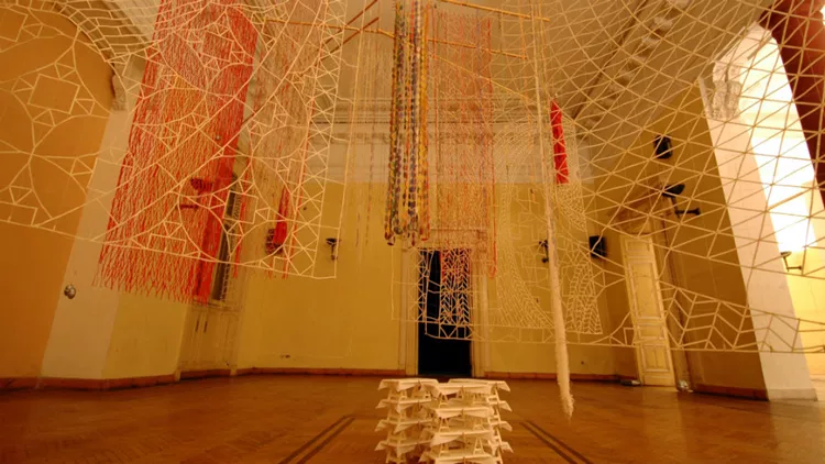 «Μια εκδοχή» από αιωρούμενα διάτρητα καλλιτεχνήματα