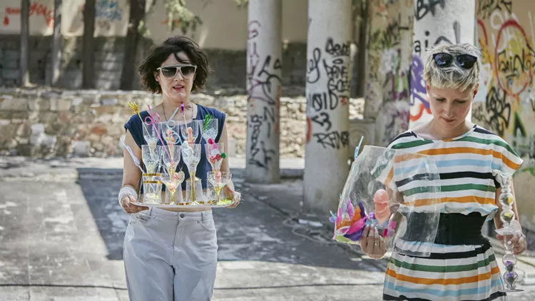 Μόλις πέσει ο ήλιος, δώδεκα εικαστικοί-συνδαιτυμόνες στρώνουν τραπέζι στον Ιόλα