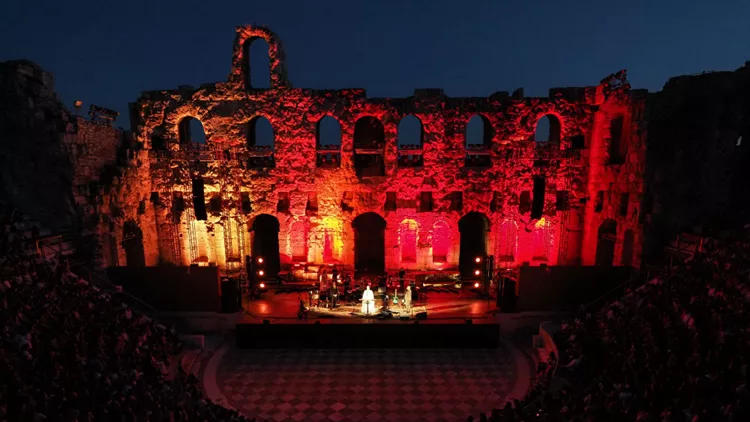 Χορεύοντας με τις Βάκχες: Ακούσαμε τους Dead Can Dance στο Ηρώδειο