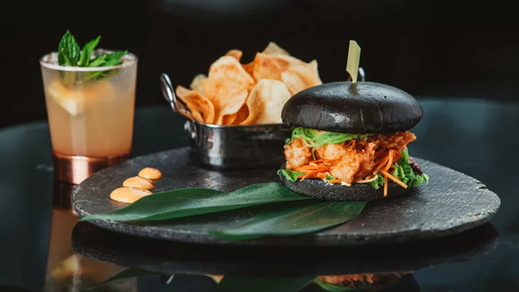 Φουλ του burger στο «JuJu»