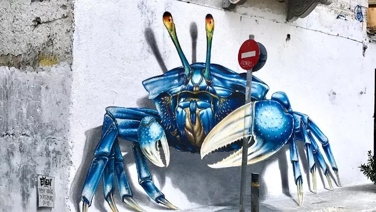 Ένας τεράστιος μπλε κάβουρας βολτάρει πλέον στο Μεταξουργείο