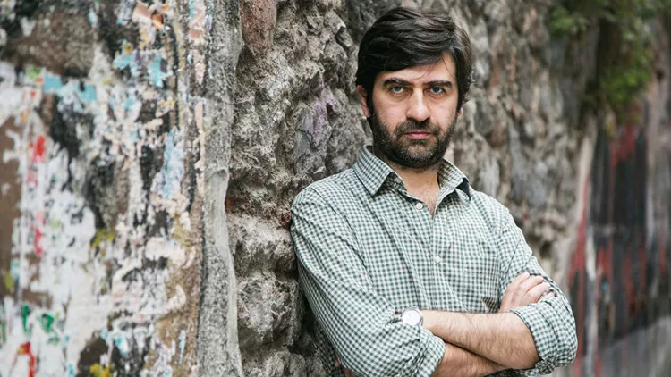 Ο Εμίν Αλπέρ, η ελληνική μουσική και οι «Τρεις Αδερφές»