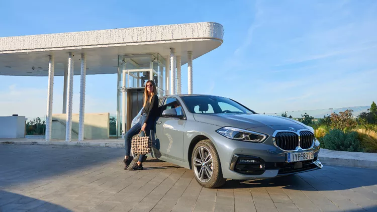 Exploring Athens with BMW: Η Χρυσιάννα Ανδριοπούλου και η νέα BMW Σειρά 1 ανακαλύπτουν τη χριστουγεννιάτικη πολυτέλεια του «Four Seasons Astir Palace Hotel Athens»