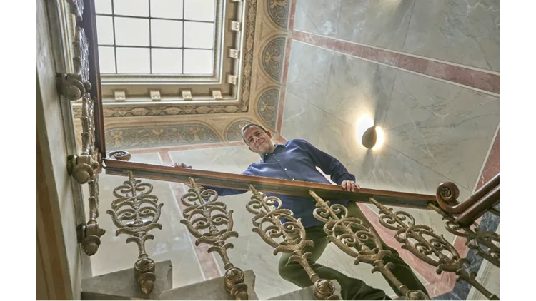 Δημήτρης Λιγνάδης: «Κοιτάζω προς τον ουρανό αλλά πατάω γερά στη γη»