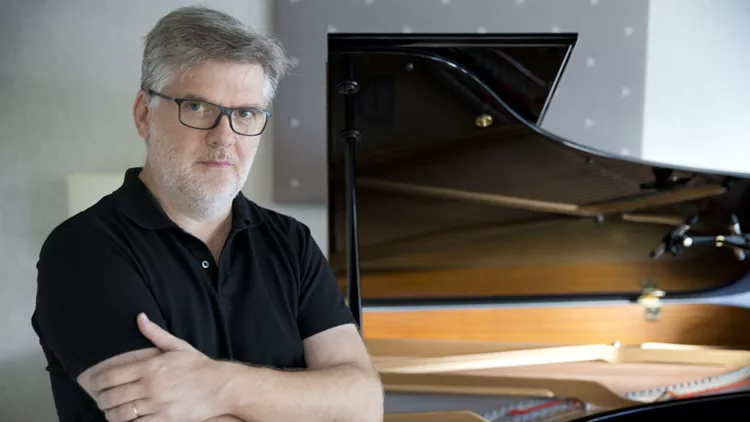 Ο Ζαν-Μισέλ Μπερνάρ κουρδίζει την «Μπαλάντα της Τρύπιας Καρδιάς»