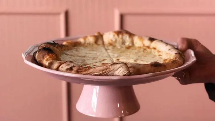 «Etien»: το καινούργιο pizza bar της πόλης είναι ροζ