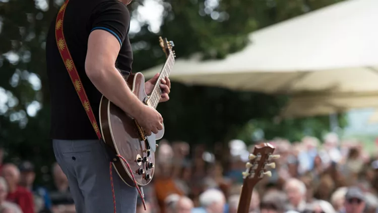 Ανοίγουν νωρίτερα εστίαση σε εσωτερικούς χώρους, συναυλίες, κλαμπ, κέντρα διασκέδασης