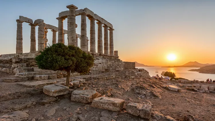 Οχτώ αρχαιολογικοί χώροι μετατρέπονται σε σκηνικό θεάτρου