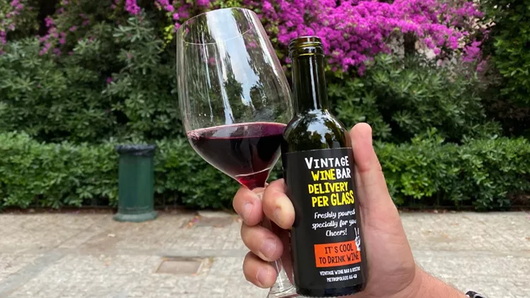 Delivery κρασιού… με το ποτήρι, από το «Vintage wine bar»