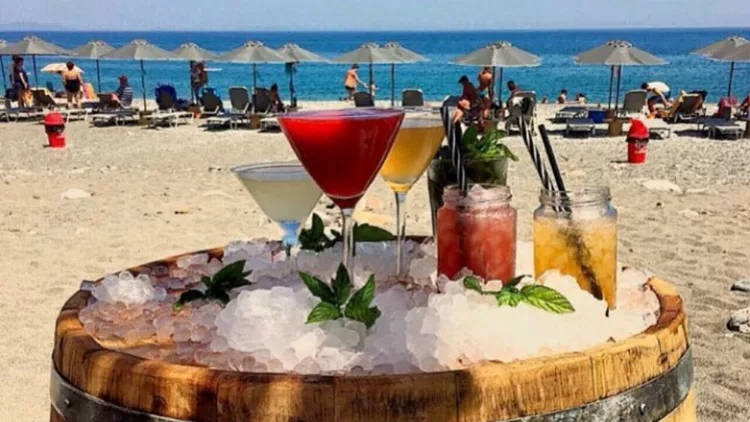 Εξωτισμός της διπλανής πόρτας στο «Metochi Beach Στροφείο» της Εύβοιας