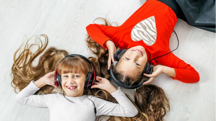 Το πρώτο ελληνικό ραδιόφωνο για παιδιά παίζει διαδικτυακά