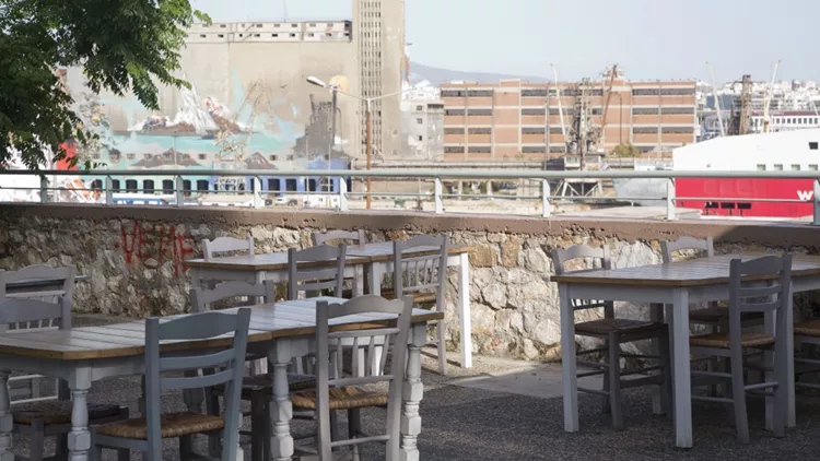 Γεύσεις γης και θάλασσας με μπαλκόνι στο λιμάνι από το «Ατραξιόν»