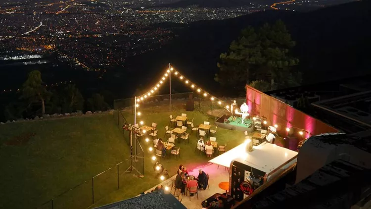 «Καντίνα του Lucky»: Η θεματική καντίνα που κοιτάζει την Αθήνα από ψηλά