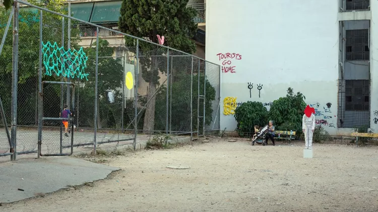 «Αγαλματάκια ακούνητα, αμίλητα κι αγέλαστα»: Ένα παιχνίδι παράλληλα της Πατησίων φλερτάρει με το αόρατο