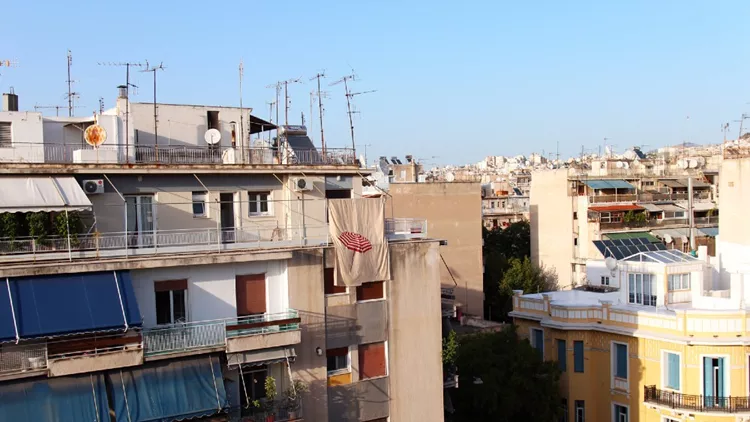 Bougada Project: Ένα εικαστικό πρότζεκτ κρεμάει έργα στα μπαλκόνια της Αθήνας