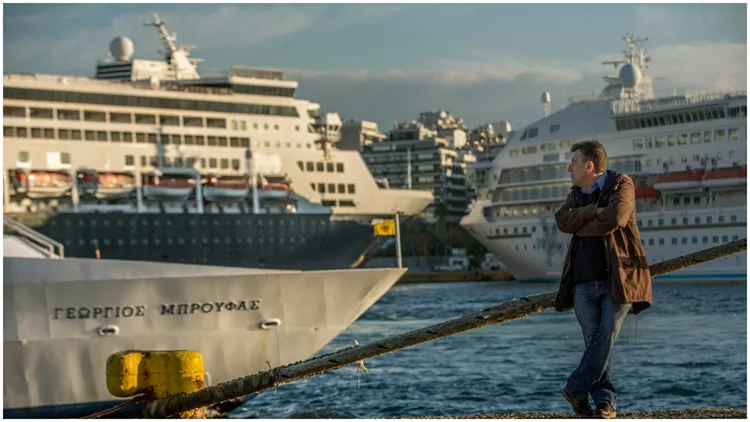 Ο Μανώλης Μαυροματάκης συναντά τον «Λουκή Λάρα» στους δρόμους του Πειραιά