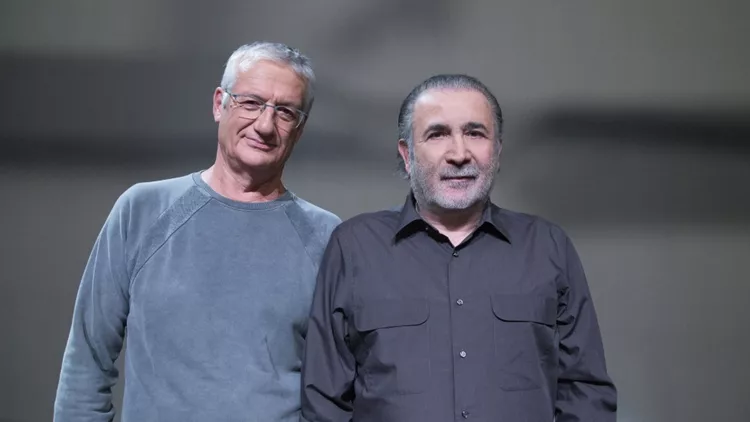 «Περιμένοντας τον Καραϊσκάκη»: Αποκλειστικές πρώτες φωτογραφίες από την παράσταση Λαζόπουλου-Θεοδωρόπουλου