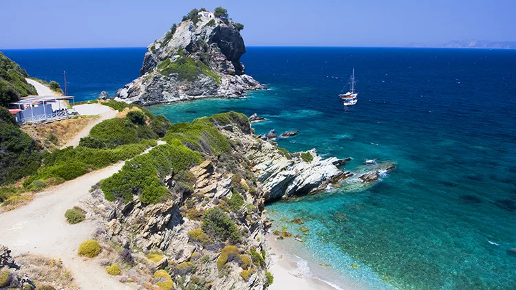 Beach hopping στις Σποράδες: η ομορφότερη πλευρά τους θέλει καΐκι!