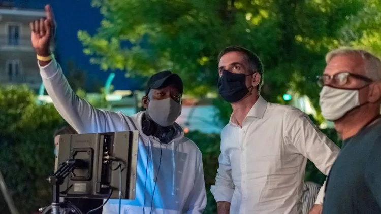 Ο Κώστας Μπακογιάννης στα γυρίσματα της ταινίας για τους Αντετοκούνμπο