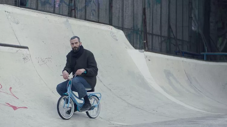 Ο Δημήτρης Παναγιωτάτος εξηγεί τα «Μήλα» σε 7 σημεία