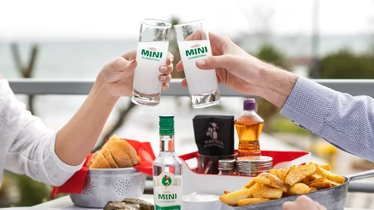 Όλο το καλοκαίρι, πίνουμε Ούζο MINI και μας κερνάνε εκλεκτούς μεζέδες