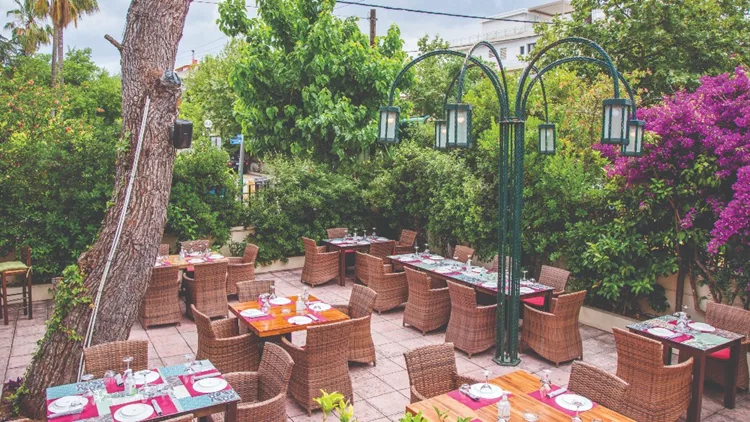 Αληθινή εμπειρία κρέατος al fresco στο «Τηλέμαχος Athens Garden» 