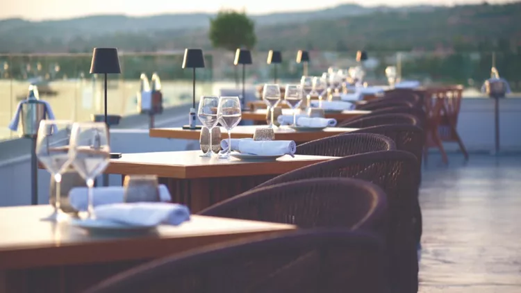 Το Qurio στο Nikki Beach υποδέχεται τον Valeron 