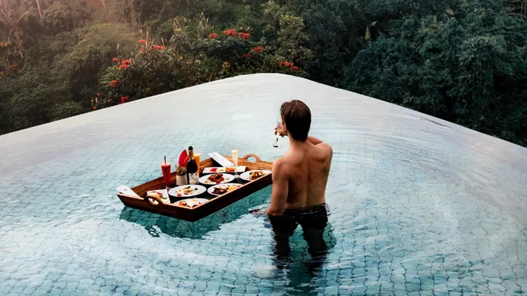 Floating Breakfast: Σαν στιγμιότυπο της κοσμικής μας μοναξιάς