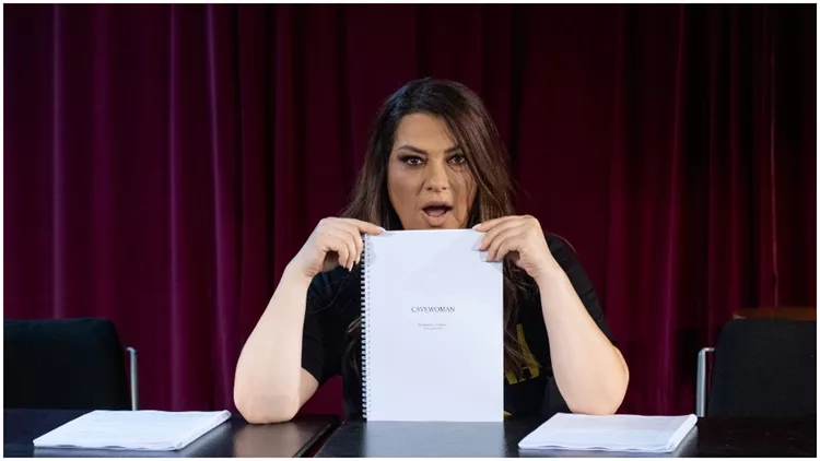 Ξεκίνησαν οι αναγνώσεις για το «Cavewoman» με την Κατερίνα Ζαρίφη