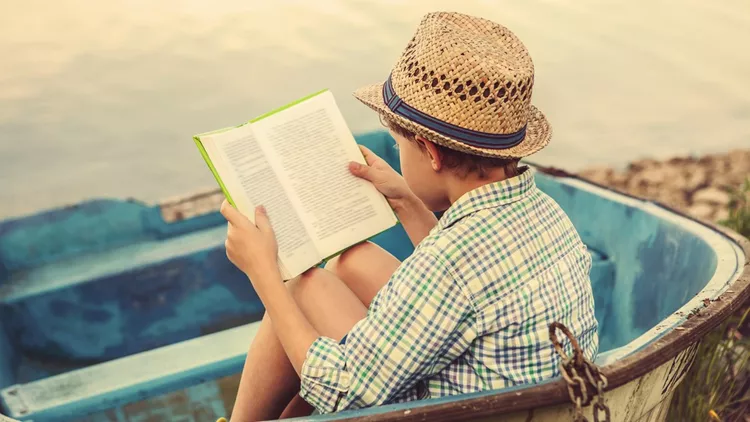 8 νέα παιδικά βιβλία που μας κρατούν καλή παρέα το καλοκαίρι 